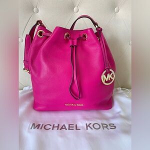 New! Michael Kors Jules Large Drawstring Bucket Bag in Fuchsia Grained Leather